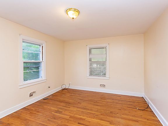 2nd image of 1121 W Knox St