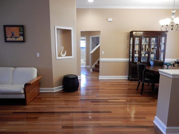 2nd image of 904 Quincy Ct
