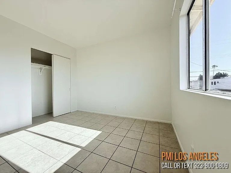 943 W 68th St — Photo 20