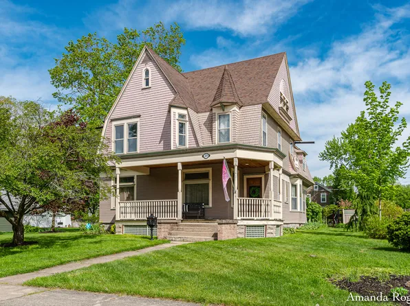 429 High St SE, Lowell, MI 49331