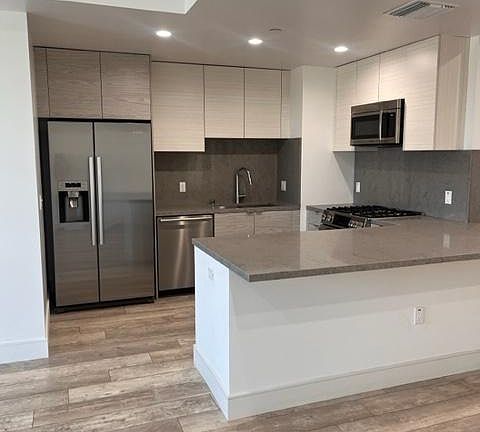 5th image of 1946 Overland Ave #304