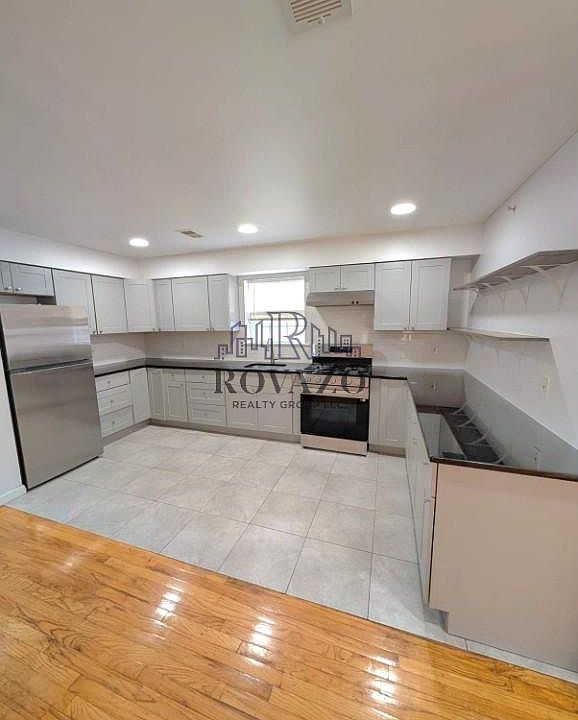 1st image of 23 Parkway Dr W APT 3