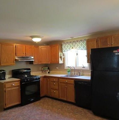 3rd image of 31 Tiverton Ave