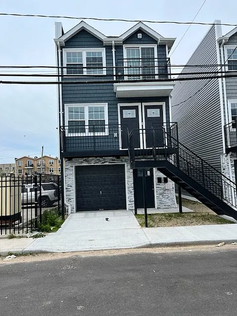 3 bed, 1000 sqft, $3,818 — Photo 2