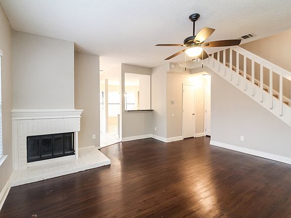 2nd image of 802 Wyndham Pl