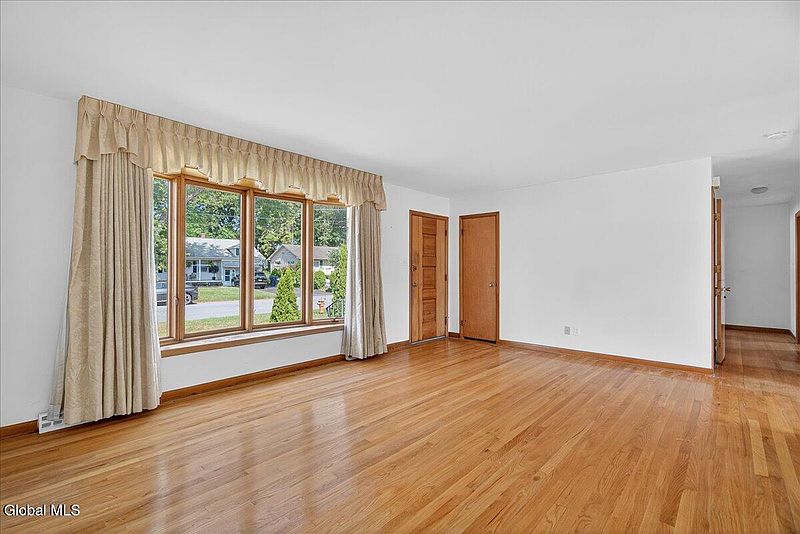 4th image of 13 Bertone Drive