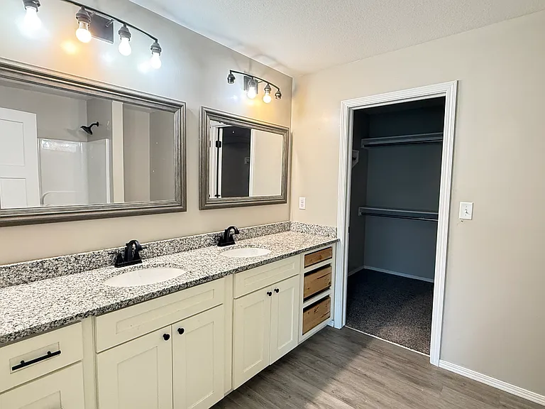 3011 W Elm St — Photo 8