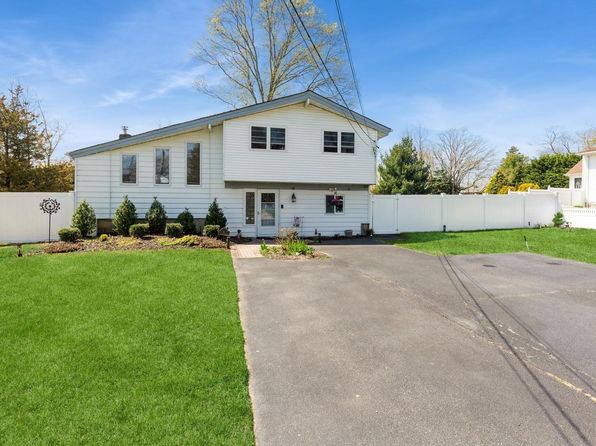 8 Woody Lane, Oakdale, NY 11769