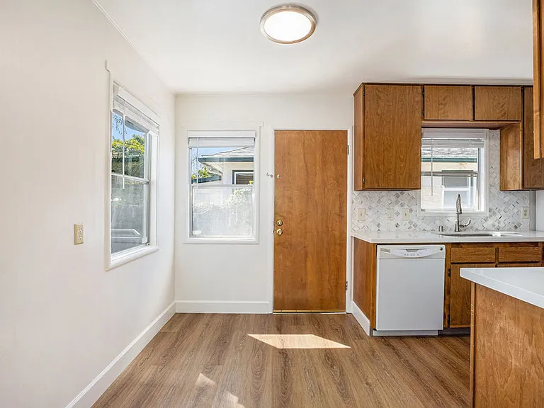 1542 Bay St. - 2 bedroom | 1 bath | Large backyard — Photo 6