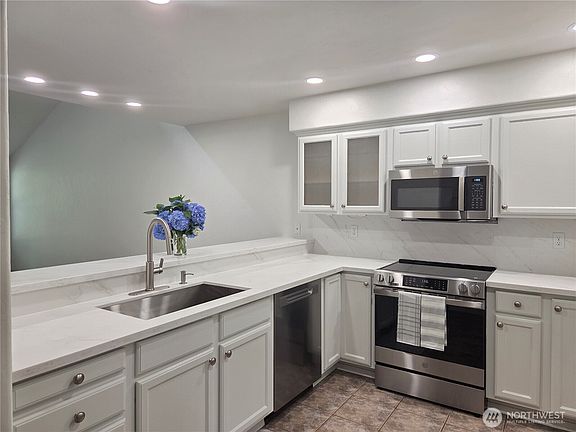 4th image of 6604 Riviera Court SE