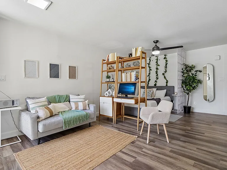 8-web-or-mls-N 7th Ave-S0905-006