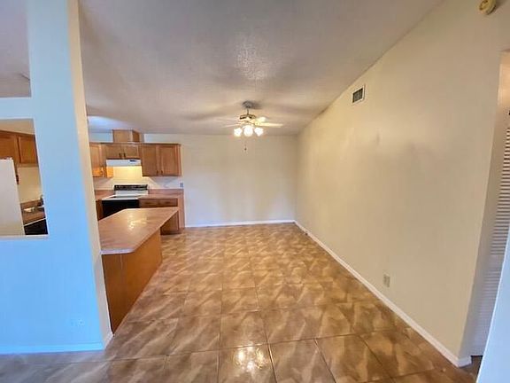 3rd image of 4298 Woodstock Dr APT A