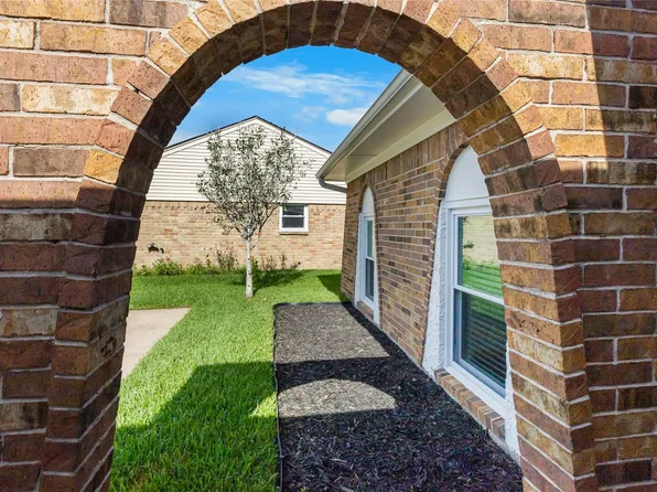 15803 Echo Hill Dr, Houston, TX 77059