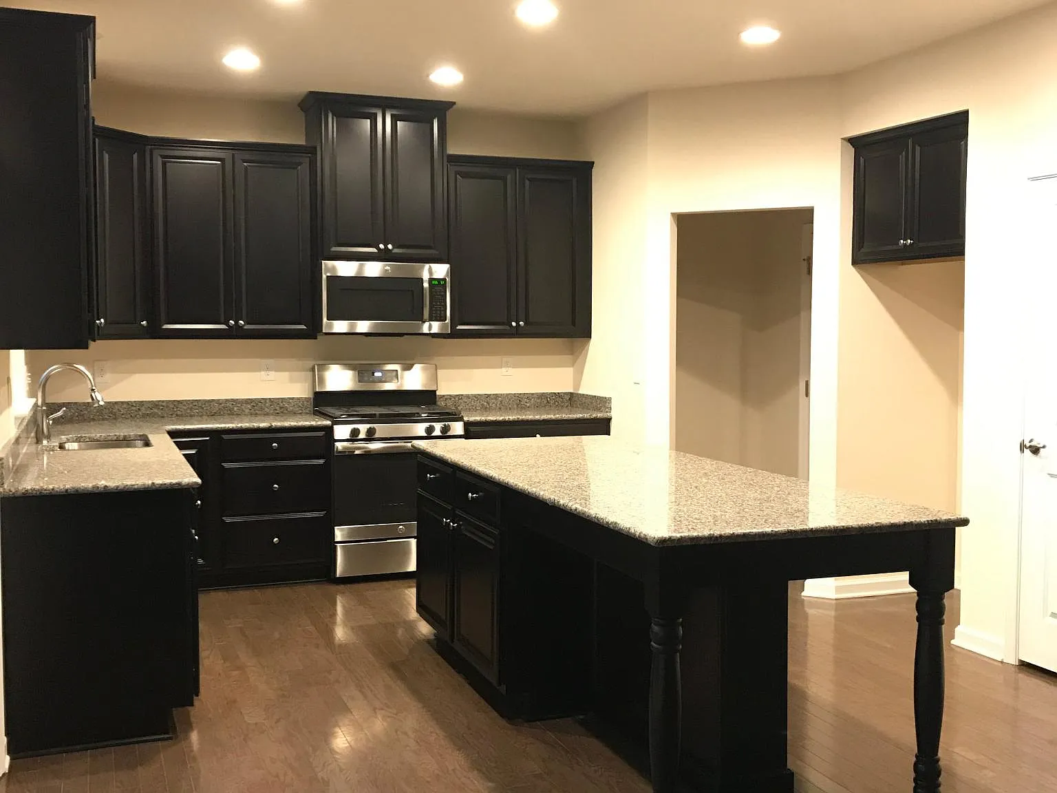 4 bed, 3.5 bath, 2930 sqft, $2,900 — Photo 2
