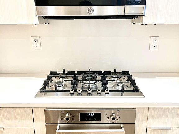 4th image of 2303 Green St #4