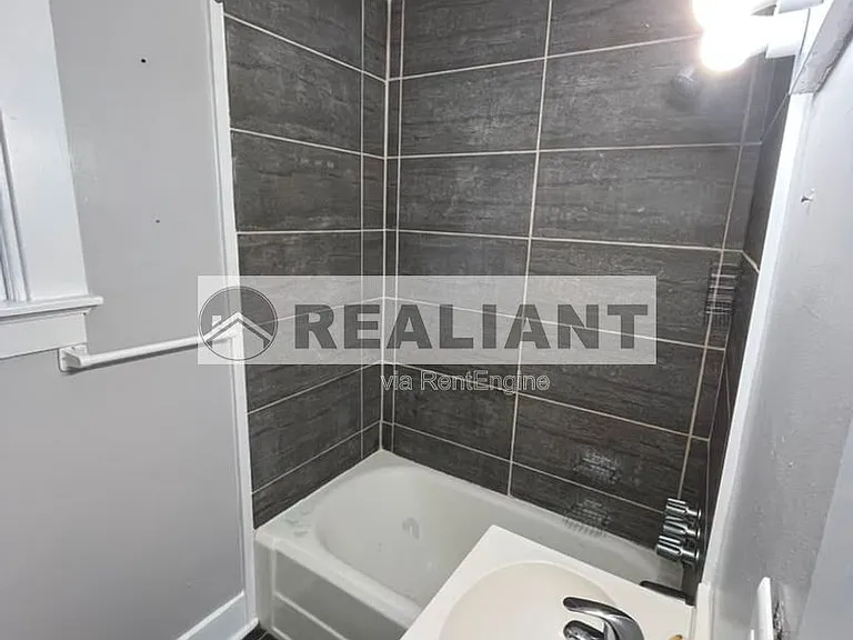 622 W 12th St #1 — Photo 6