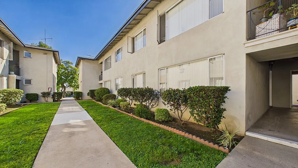 1 bed, 834 sqft, $2,195 — Photo 2