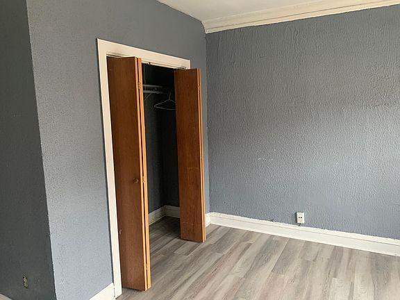 3rd image of 909 W 77th St #1