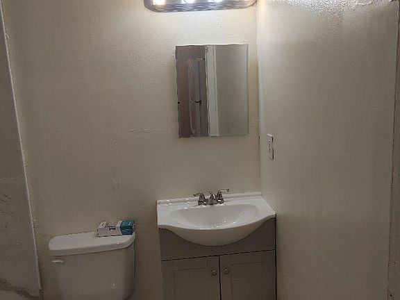 3rd image of 1118 Victory Blvd