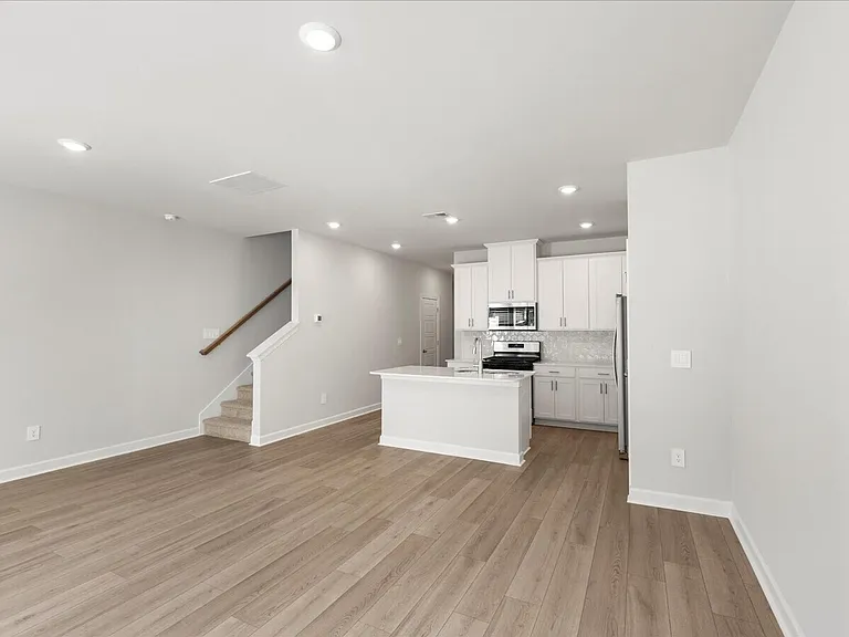 855 Ernest Ln — Photo 4