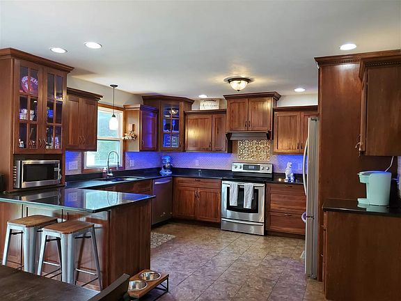 3rd image of 822 Somerset Dr