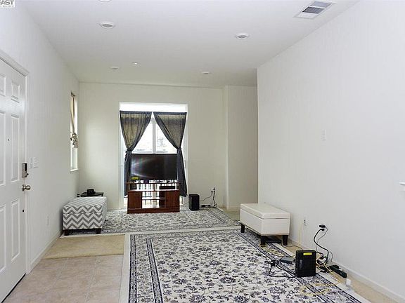 5th image of 21 Honeysuckle Ct