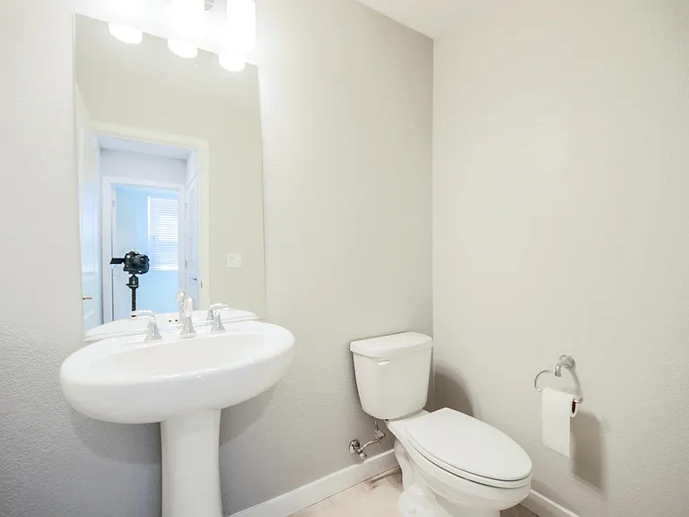 1579 Pratt Pl — Photo 17