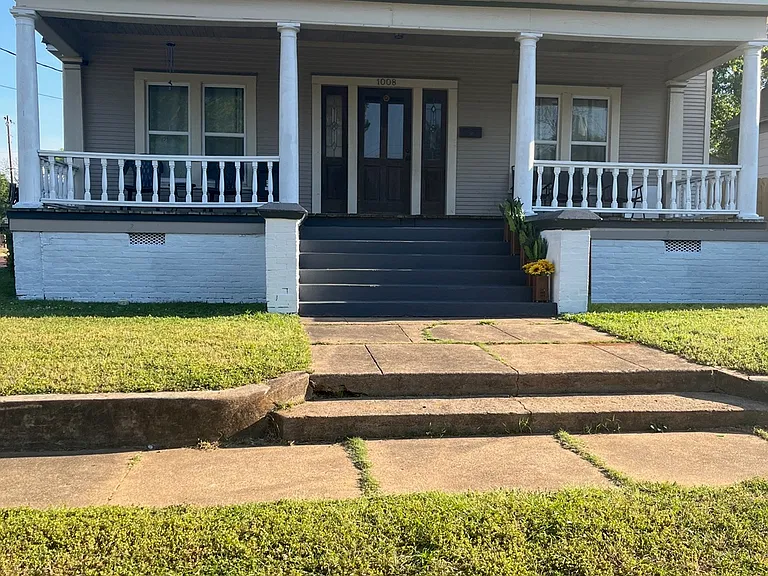 1008 E Austin St — Photo 2