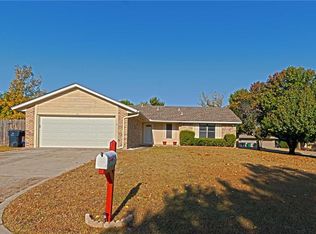 105 Lochwood Ln, Yukon, OK 73099