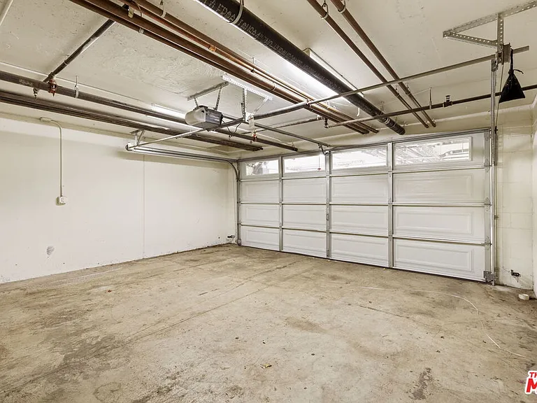 272 N Chester Ave #101 — Photo 36