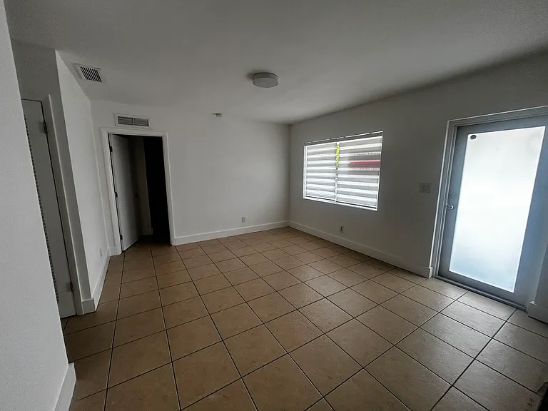920 SE 2nd Ave #7 — Photo 3