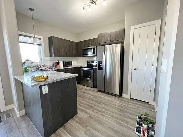 Stunning 4 Bed 2.5 Bath in Penhold! — Photo 2