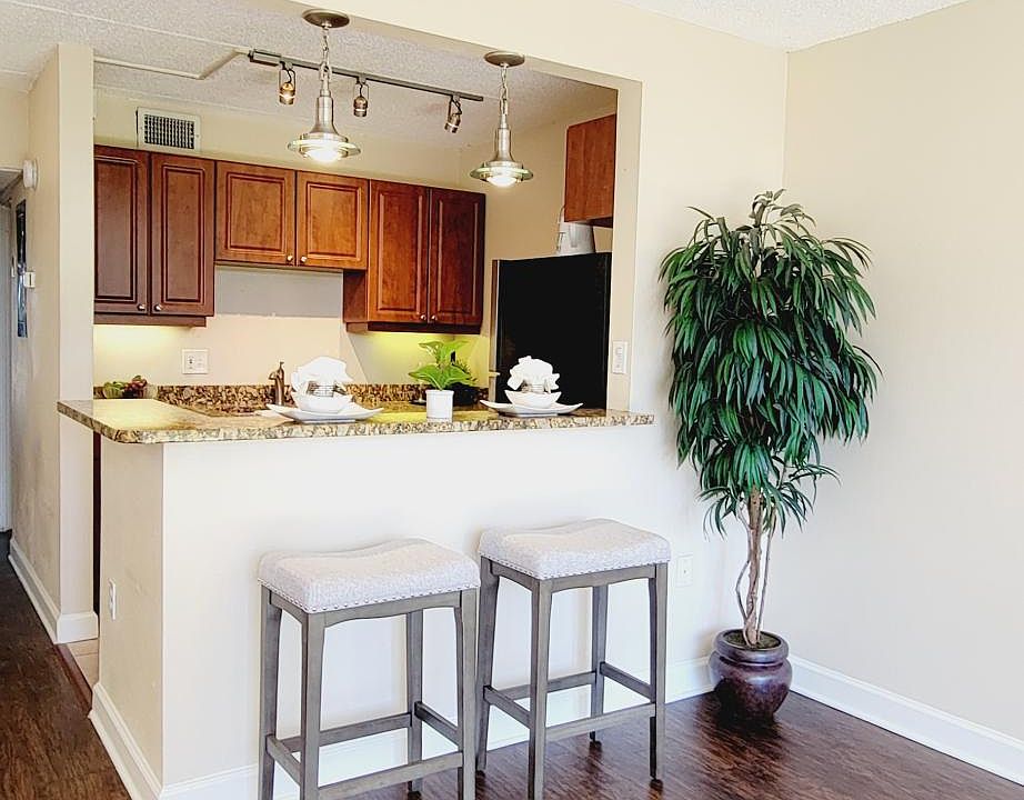 1st image of 301 N Trask St #1