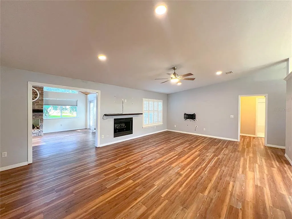 3 bed, 2.0 bath, 1936 sqft, $2,300 — Photo 3