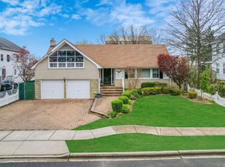 15 7th St, Valley Stream, NY 11581