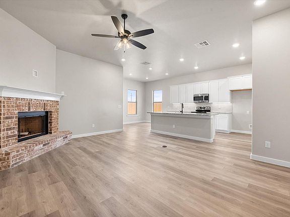 3rd image of 905 Quincy Ave