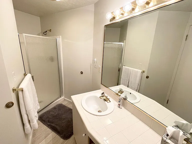 2nd bedroom ensuite bathroom