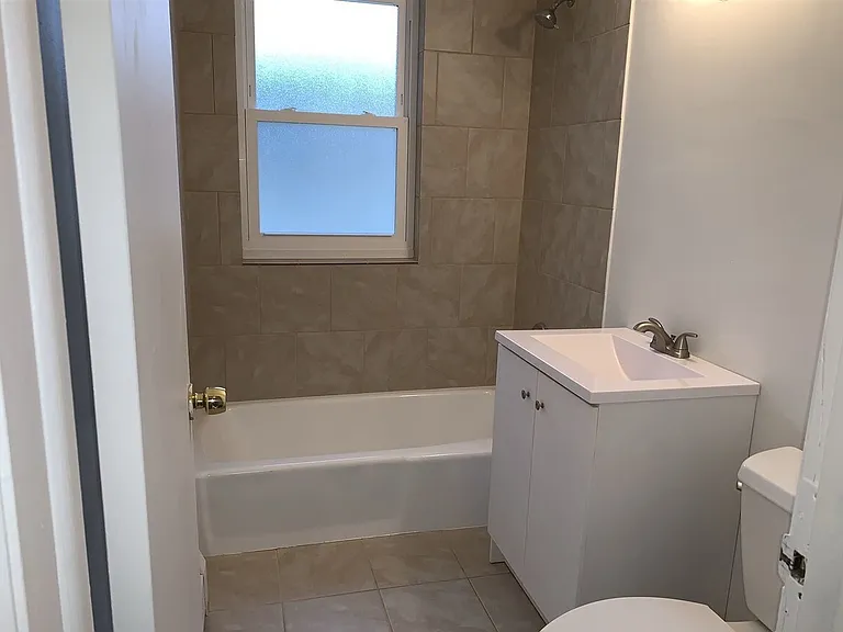 1032 E Division St #C — Photo 5