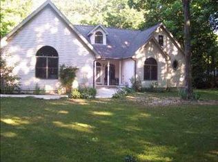 557 Linden Dr, Harbor Springs, MI 49740