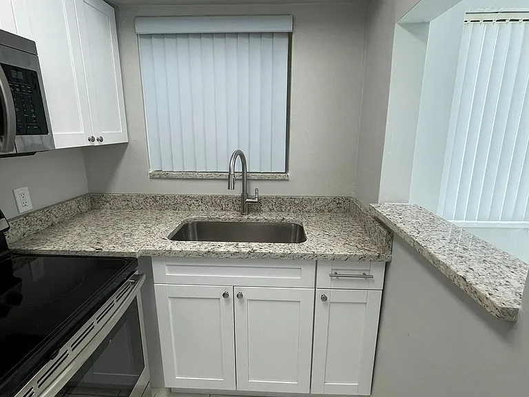 6400 NE 18th Ave #15 — Photo 4