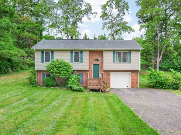 1207 Gladewood Dr, Blacksburg, VA 24060
