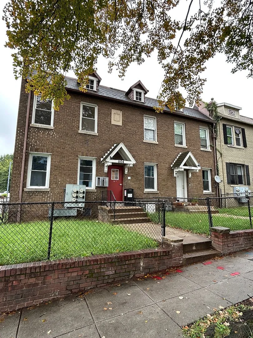1104 Queen St. NE — Photo 2