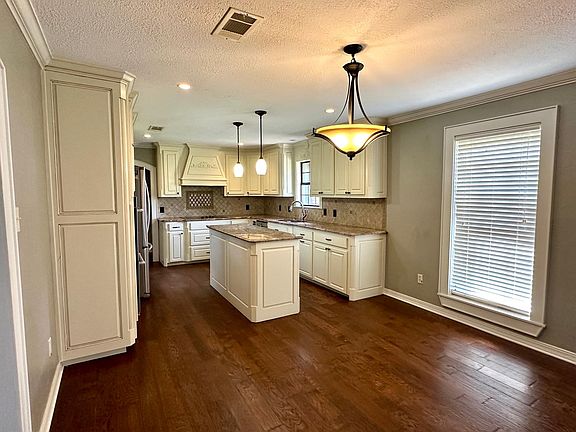 3rd image of 9737 Nightingale Dr