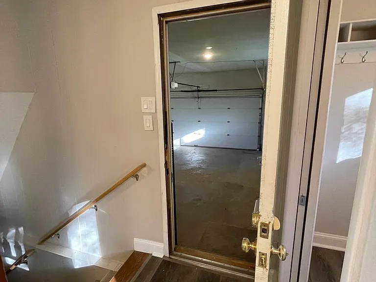 3212 Charing Cross Rd — Photo 34