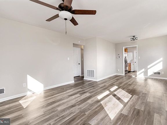 4th image of 511 Woodford St