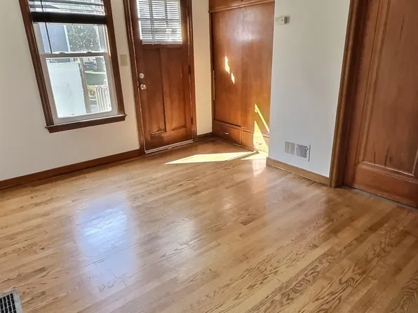 253 Garfield Ave APT C, Valparaiso, IN 46383