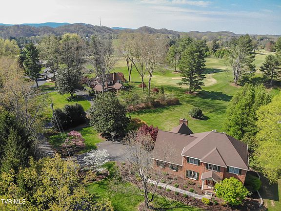 5th image of 64 Fairway Dr