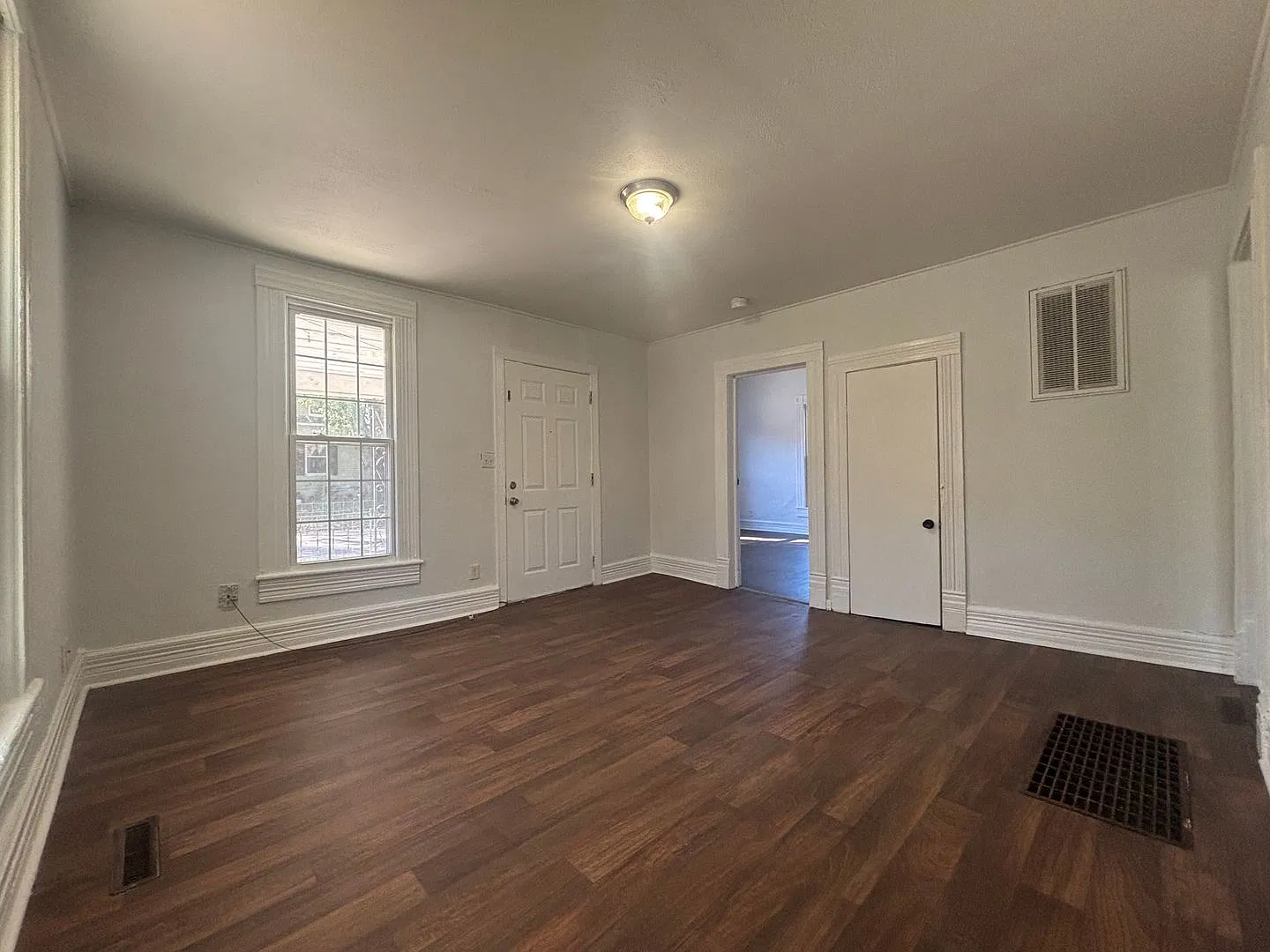 Cute and clean 2 bedroom 1 bath available now! — Photo 2