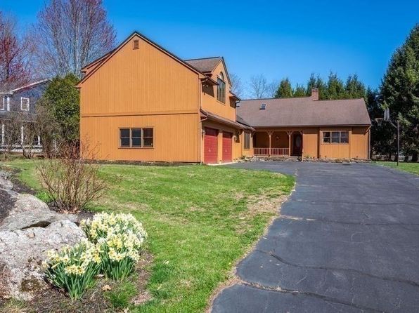 17 Sacco Dr, Amherst, MA 01002