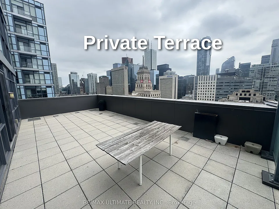 210 Simcoe St #2002